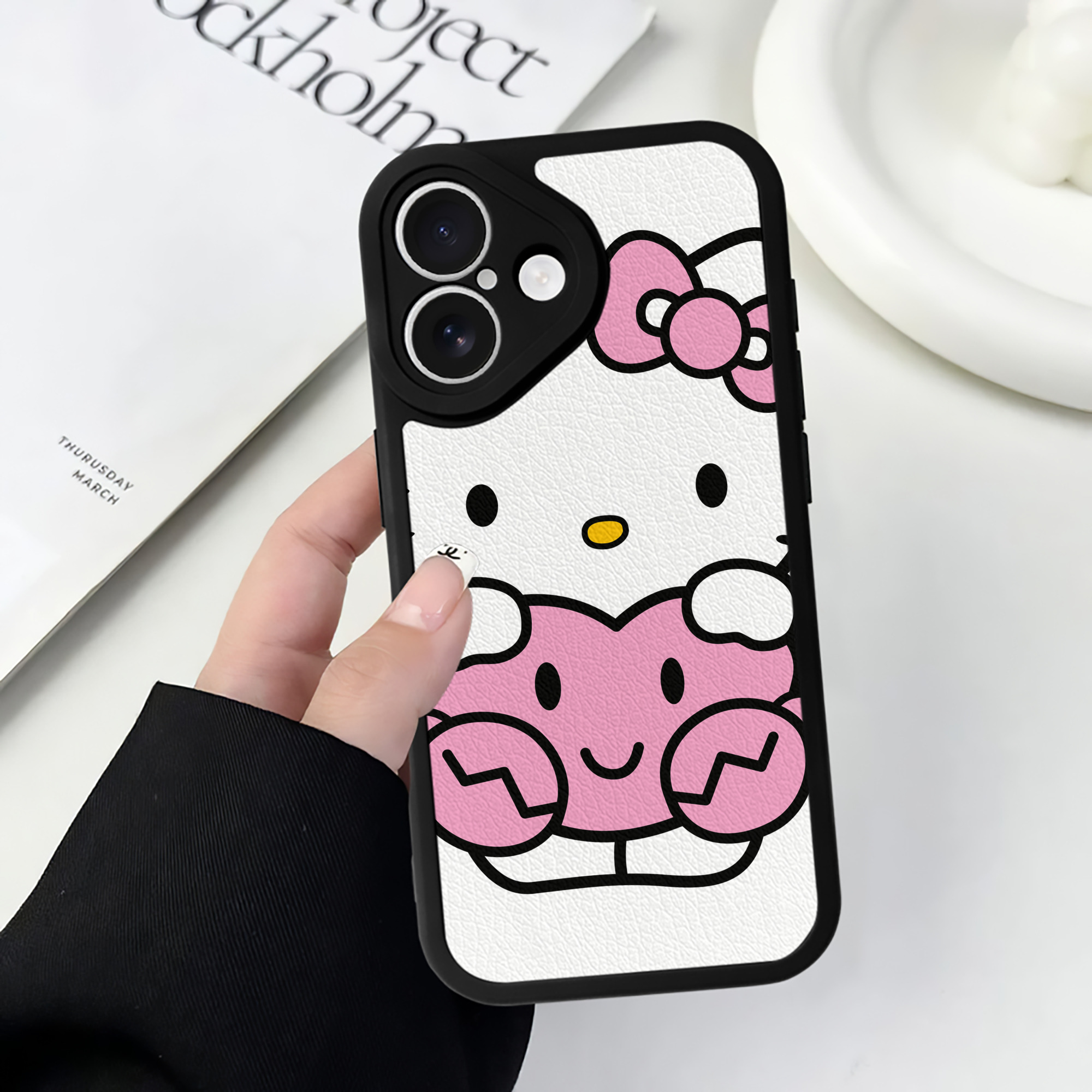 （画像用） Hello Kitty ハローキティ 【iPhone 16シリーズ対応】シリコンスマホケース（レザー調） 材質：シリコン